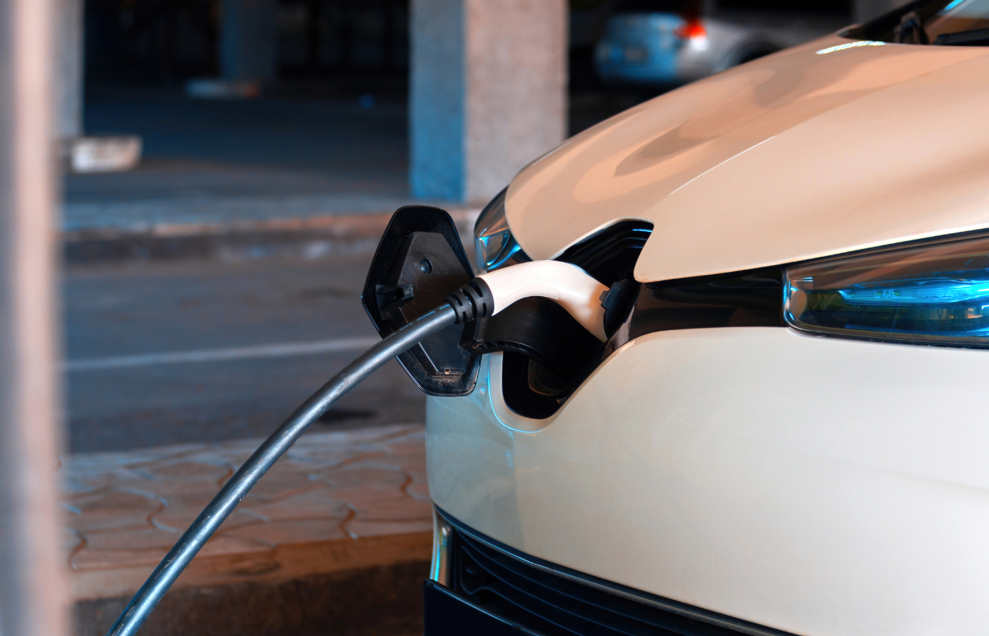 Installation des bornes de recharge pour voitures électriques à Genève en Suisse, quel électricien choisir ?